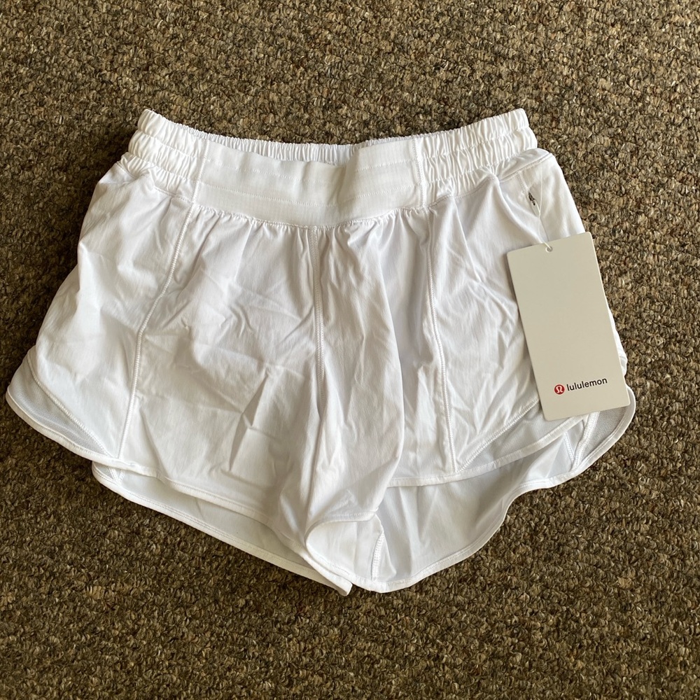 BNWT Lululemon Hotty Hot LR Short 4” Lined, white size 6